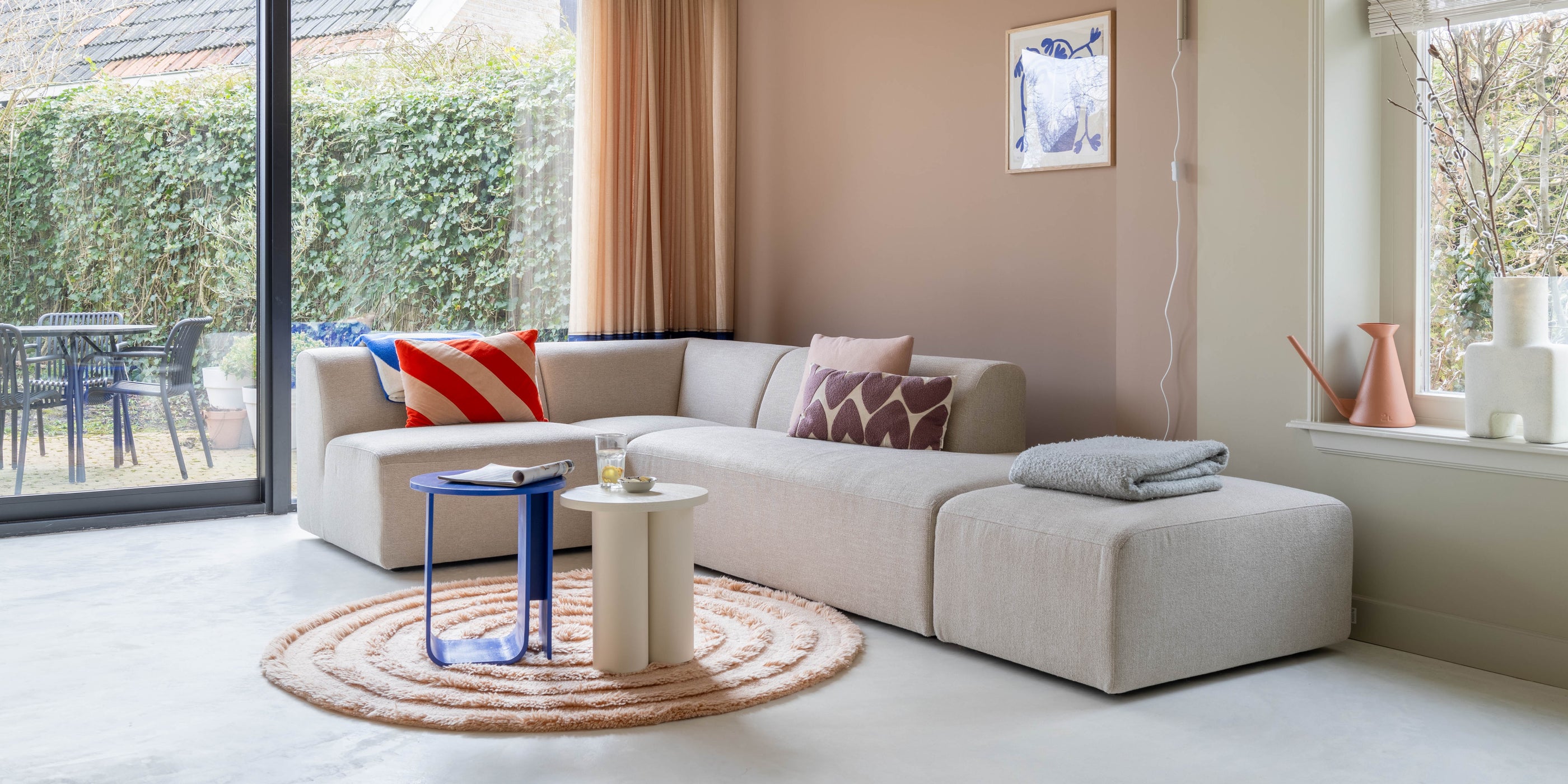 Elementenbank Finn By SIDDE - kleurrijk interieur - moderne woning - roze muur  Elementenbank Finn By SIDDE - kleurrijk interieur - moderne woning - roze muur