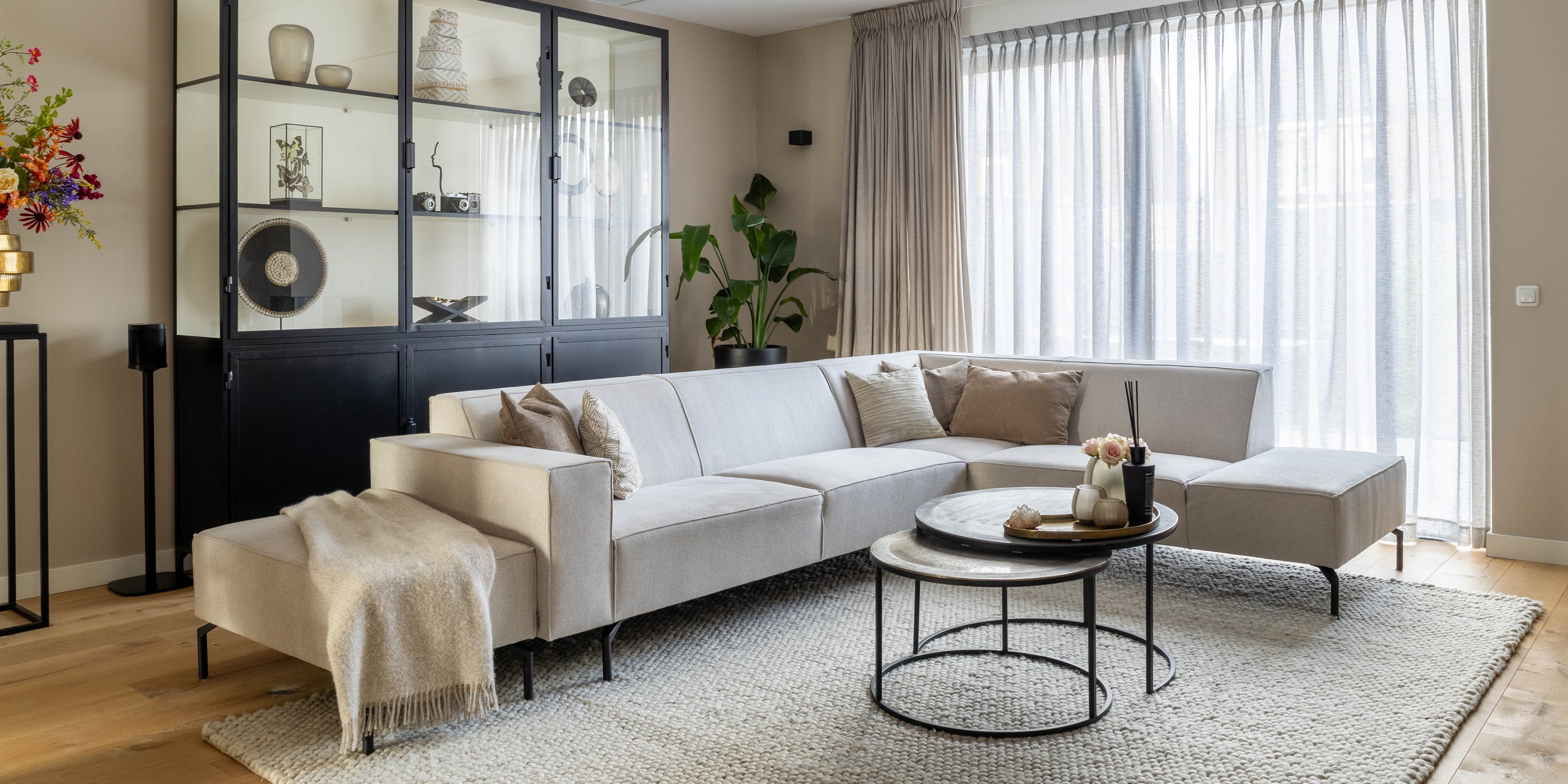 Hoekbank Nord By SIDDE - beige interieur - beige bank - nieuwbouwwoning Hoekbank Nord By SIDDE - beige interieur - beige bank - nieuwbouwwoning